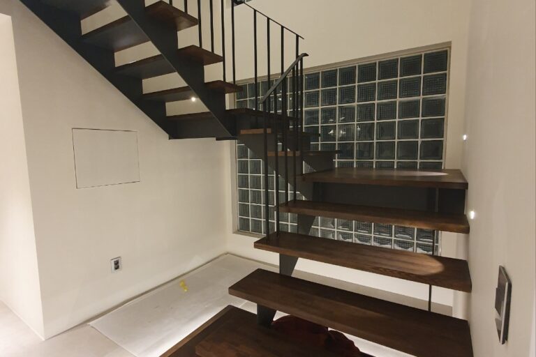 평철및 하드우드발판계단