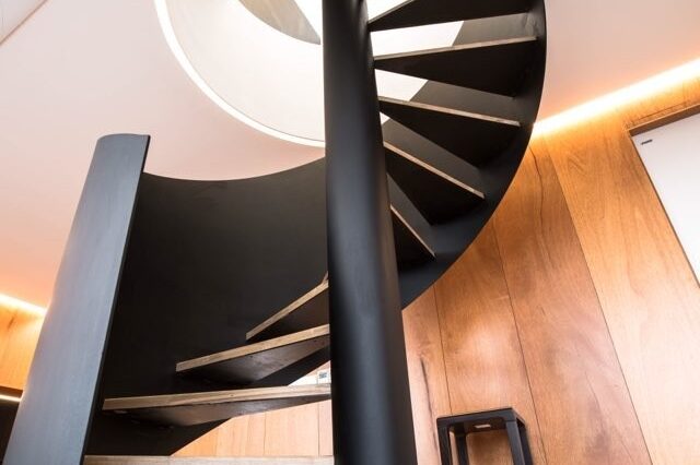 전원주택내부원형계단블랙