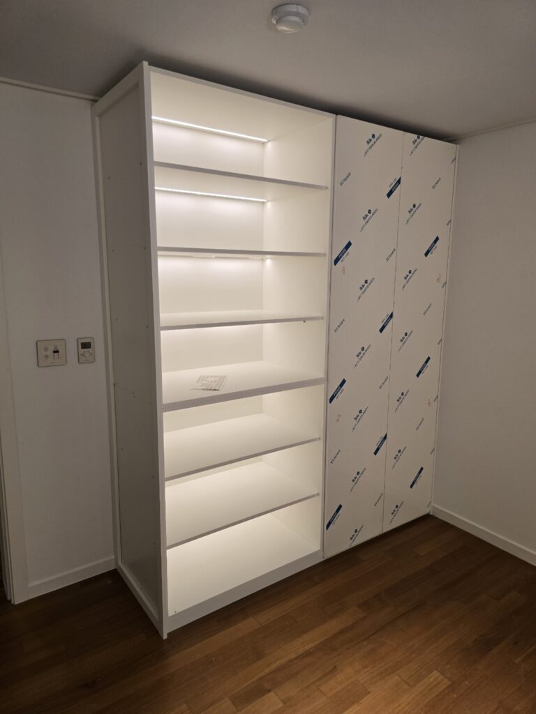 공간의 품격을 높이는 LED 조명 금속 선반장 인테리어