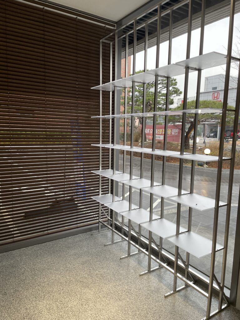 매장 금속 집기 전문제작, 바이브레이션 발색 마감 맞춤형 진열장 시공 사례