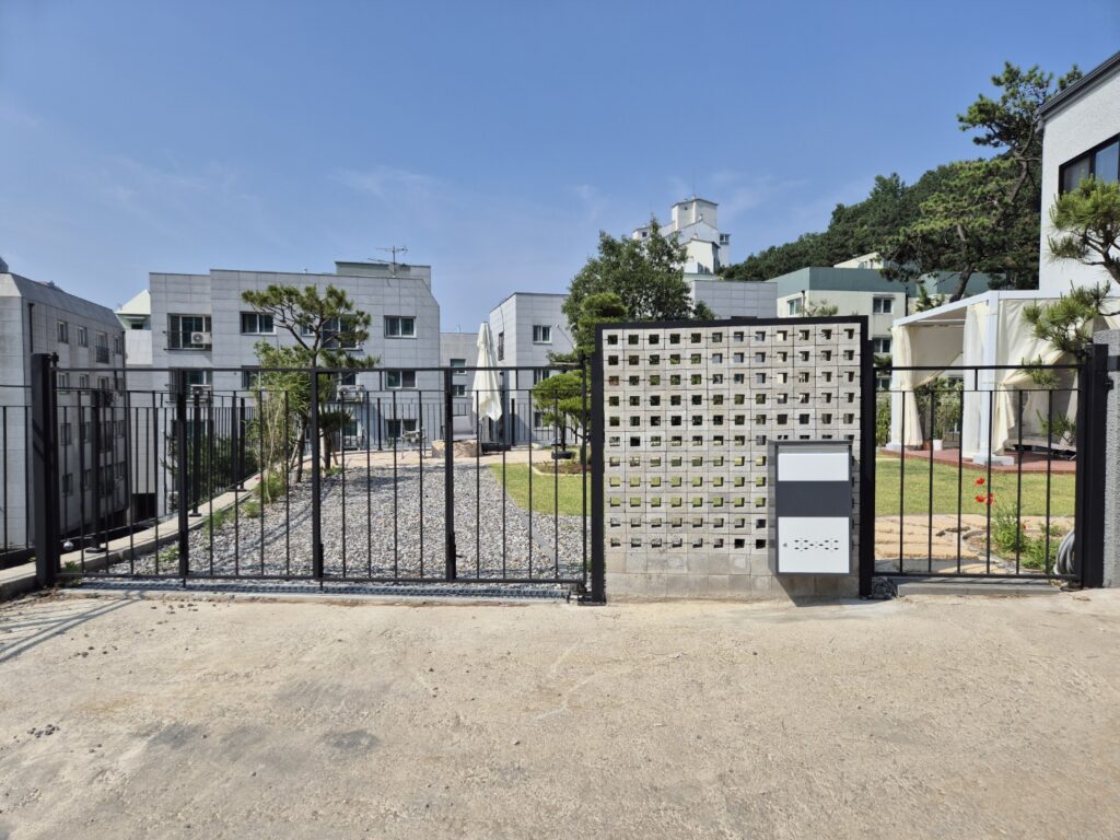 타운하우스 철제 대문 및 금속 울타리